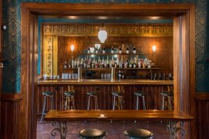 Gaslight Tavern Will Make You Feel Like You’re Drinking In Another Era