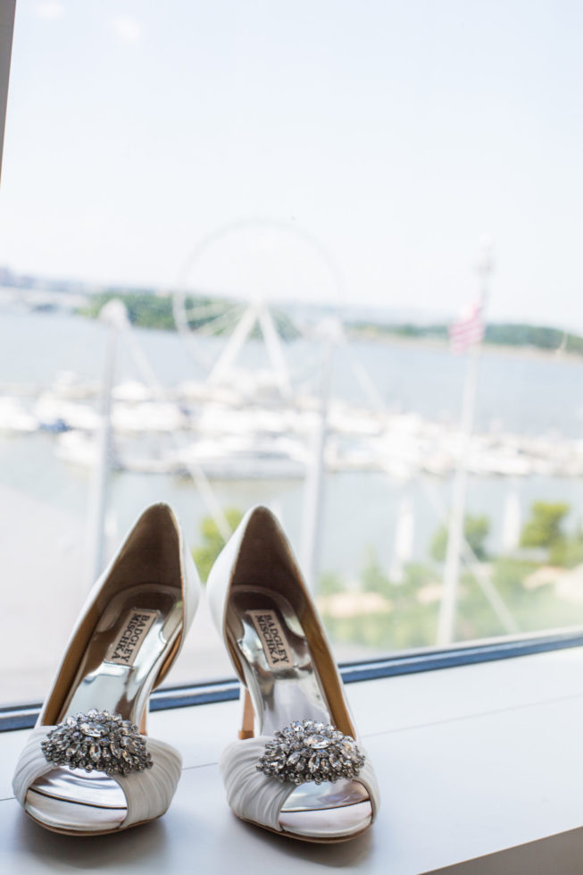 01-JW-GettingReady-028 01-JW-GettingReady-028