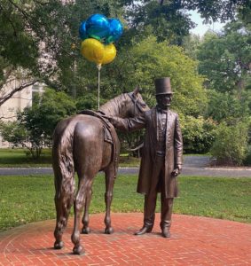 A Guerrilla Art Project Uses Famous Statues to Support Ukraine