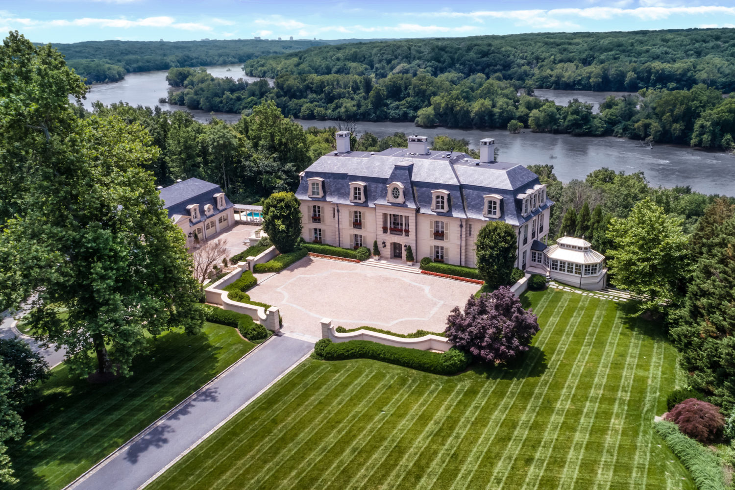 Dan Snyder's former mansion in Potomac, Maryland, is still for sale.