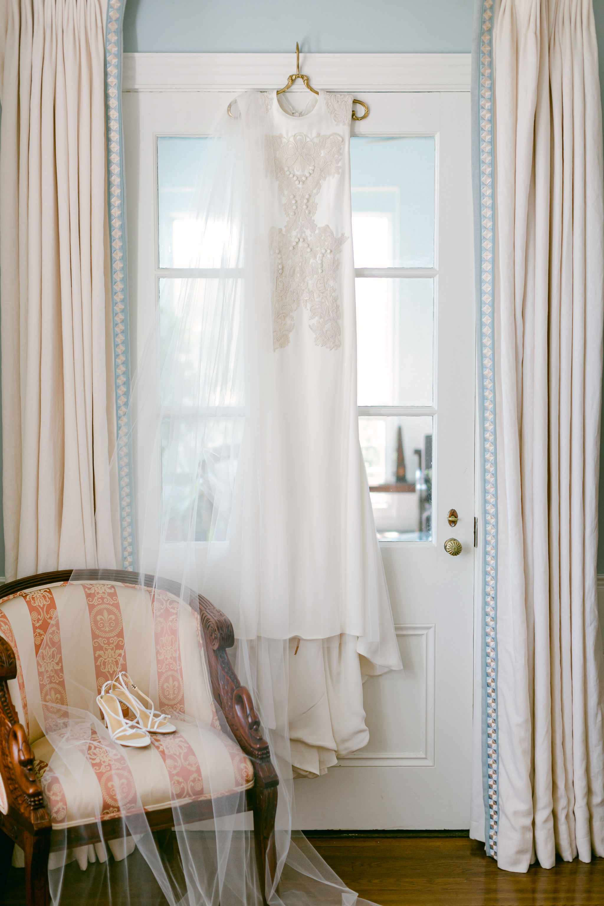 1_SallyRichard-GettingReady_001