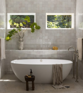 Thinking of Getting a Freestanding Tub? Here Are 4 Things to Consider.