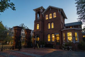 This Free Georgetown House Comes With Thousands of Dead Bodies