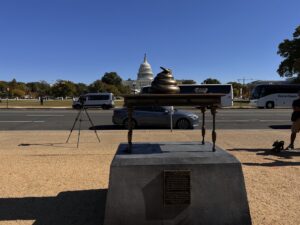 The Statue Saluting January 6 Poopers Has a Permit