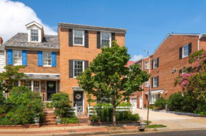 Bright & Airy Garden Hideaway in South Old Town